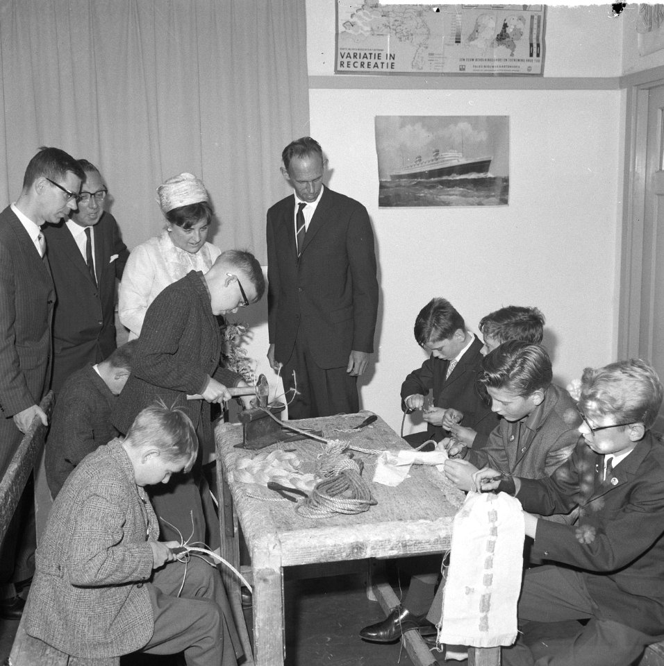50 jaar Prins Hendrikschool , Prinses Margriet tijdens rondgang in de klas, Bestanddeelnr 917-8785