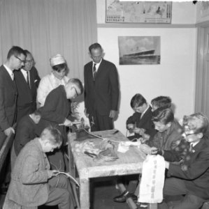 50 jaar Prins Hendrikschool , Prinses Margriet tijdens rondgang in de klas, Bestanddeelnr 917-8785