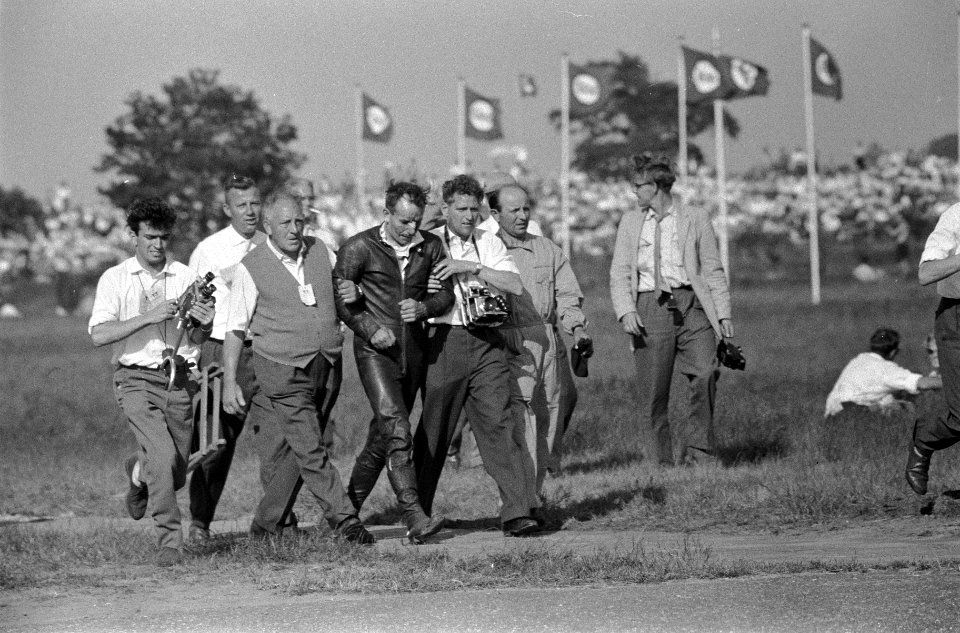 500cc klasse John Surtees is ten val gekomen en wordt afgevoerd, Bestanddeelnr 911-3655