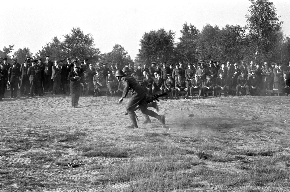 50-jarig bestaan ROS Ermelo, demonstraties oude en nieuwe uniformen, Bestanddeelnr 910-7155