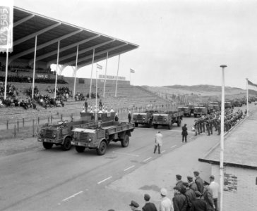 50 jaar Aan en Afvoertroepen , defile te Zandvoort, voertuigen trekken voorbij, Bestanddeelnr 917-9585