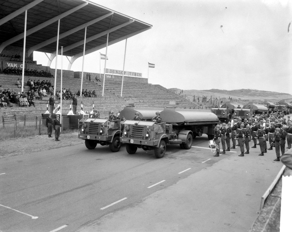 50 jaar Aan en Afvoertroepen , defile te Zandvoort, voertuigen trekken voorbij, Bestanddeelnr 917-9583