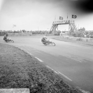 50 cc klasse. Ralph Bryans (1) en Luigi Taveri (2), Bestanddeelnr 919-2876