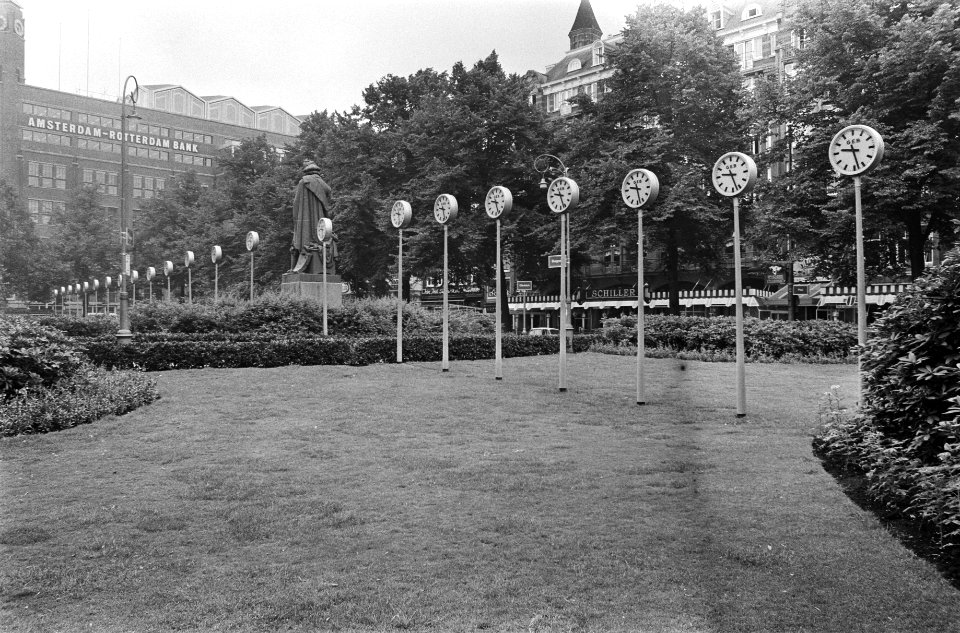 25 klokken op Rembrandtsplein van kunstenaar Wim T. Schippers, Amsterdam, 25 klo, Bestanddeelnr 924-7277