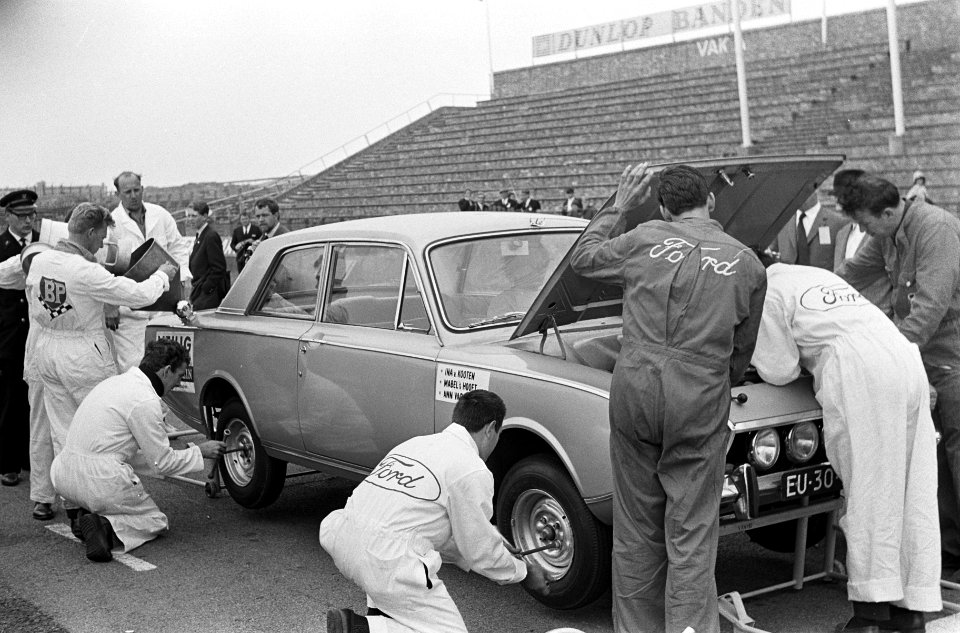 24-uurs rit op circuit van Zandvoort, Onderhoud aan de auto (een Ford Corsair) v, Bestanddeelnr 917-9357