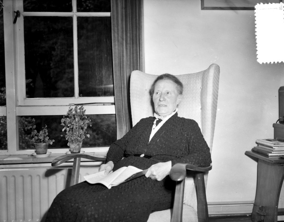 24 juni 1954 viert mevrouw W.C.V.C. (Christine) Bader haar 50-jarig julieum al�, Bestanddeelnr 906-5276