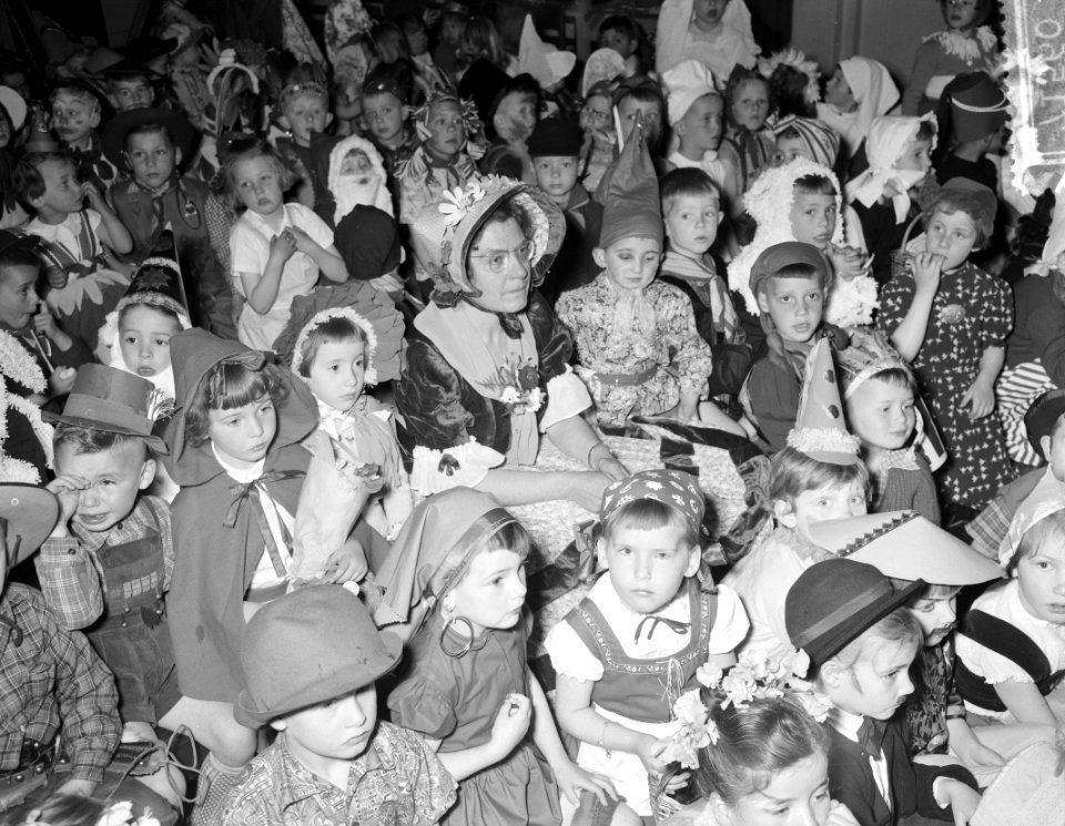25 jarig jubileum mejuffrouw M. Boldal voorbereidend Montessorischool, verkleed , Bestanddeelnr 907-1560
