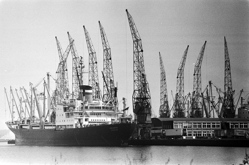 24 uurs staking stilstaande kranen bij een schip in de haven bij het bedrijf Mu, Bestanddeelnr 930-4257