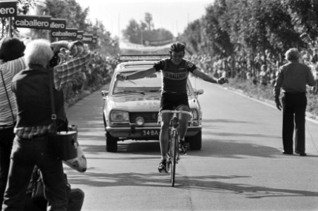 21e Ronde van Kortenhoef , Gerrie Knetemann gaat als eerste over de finish, Bestanddeelnr 928-7205