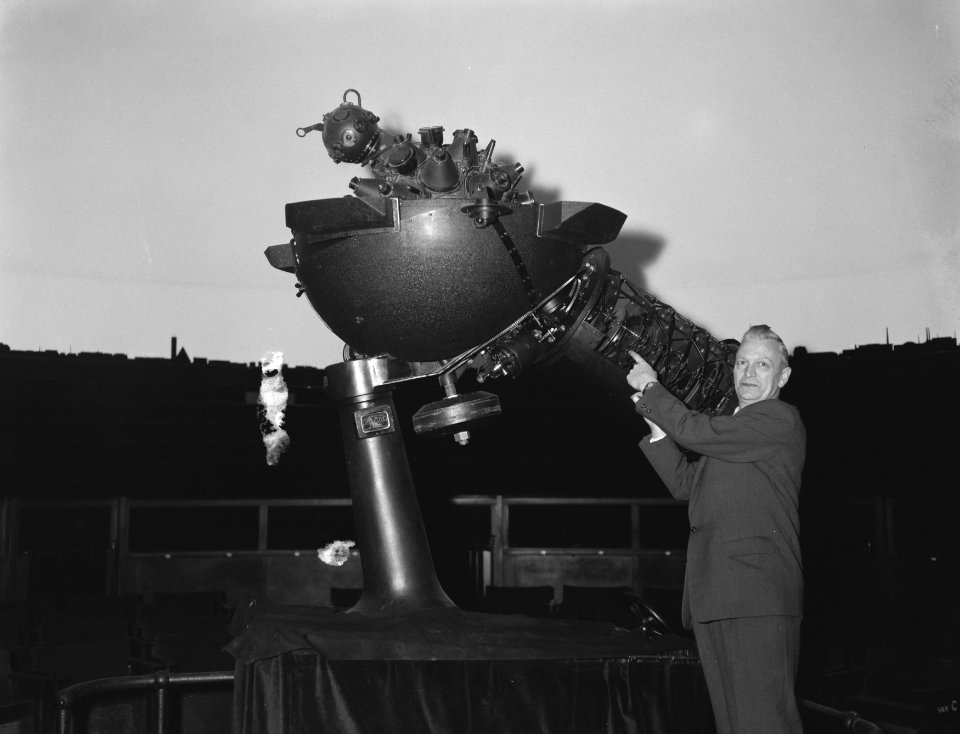 25 jarig bestaan van het Zeiss Planetarium Haagse Crt Dr J J Raimond jr, Bestanddeelnr 910-1522