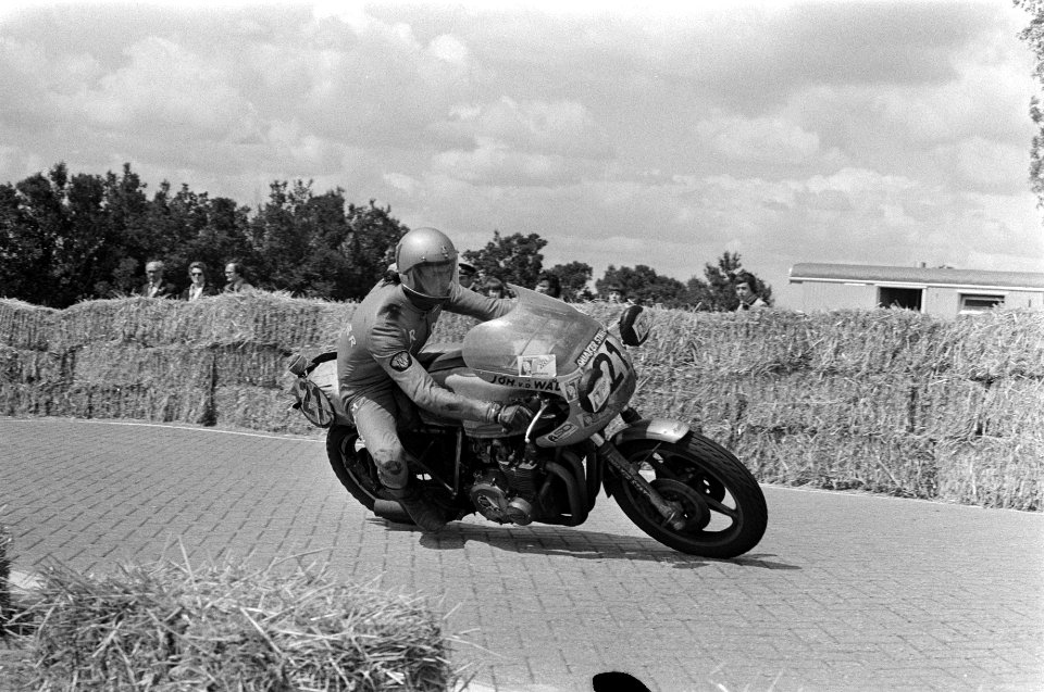 24-uurrace van Oss (motorrace) winnaar Van Kasteren in actie, Bestanddeelnr 927-2427