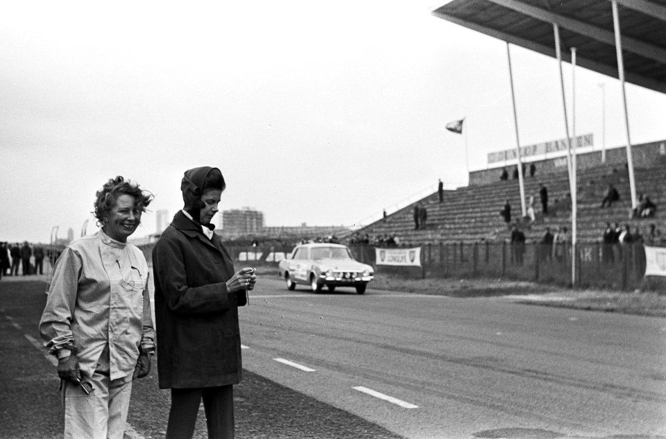24-uurs rit op circuit van Zandvoort, Ann Vader (links) en Ina van Kooten nemen , Bestanddeelnr 917-9356