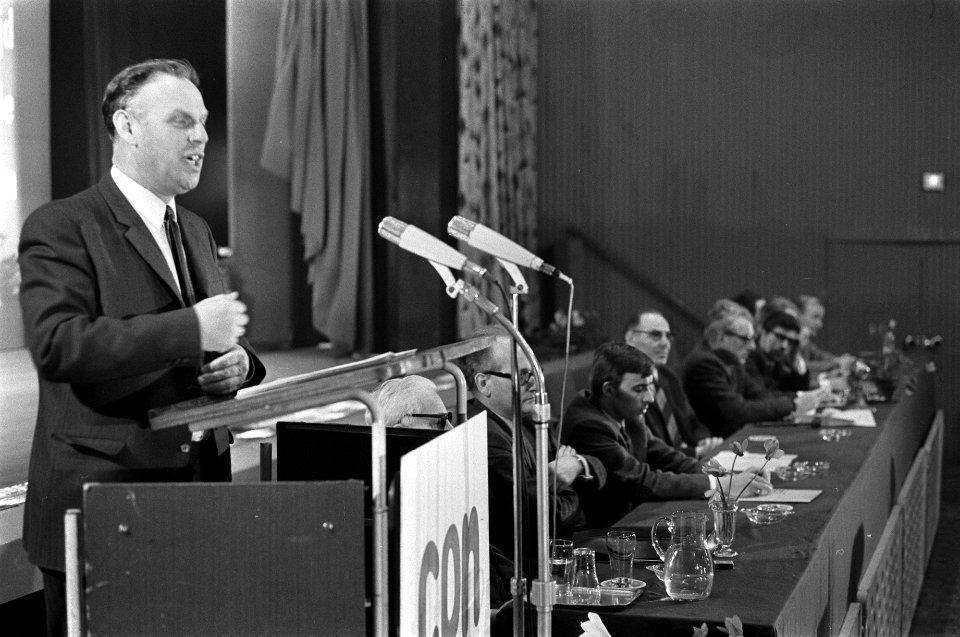 23e Congres van Communistische Partij Nederland in Adam Henk Hoekstra aan het wo, Bestanddeelnr 923-2290