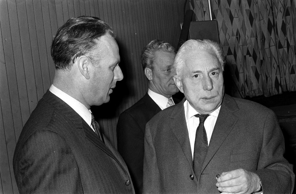 23e Congres van Communistische Partij Nederland in Adam Paul de Groot (rechts) i, Bestanddeelnr 923-2291