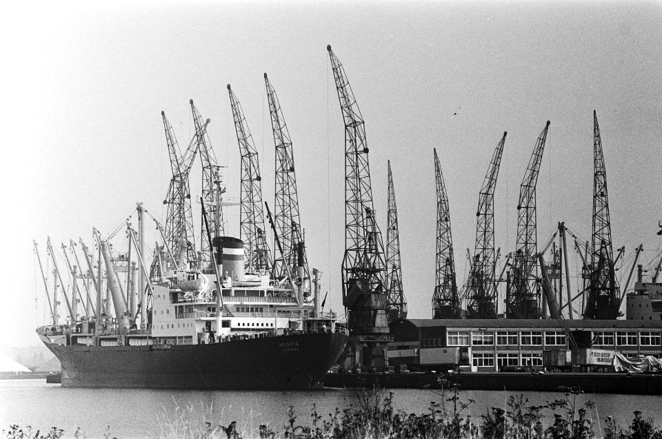 24 uurs staking stilstaande kranen bij een schip in de haven bij het bedrijf Mu, Bestanddeelnr 930-4258