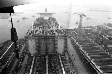 220.000 ton Mammoettanker Mysella (achterdeel) bij NDSM, Amsterdam van stapel gelopen- tewaterlating, Bestanddeelnr 922-7109