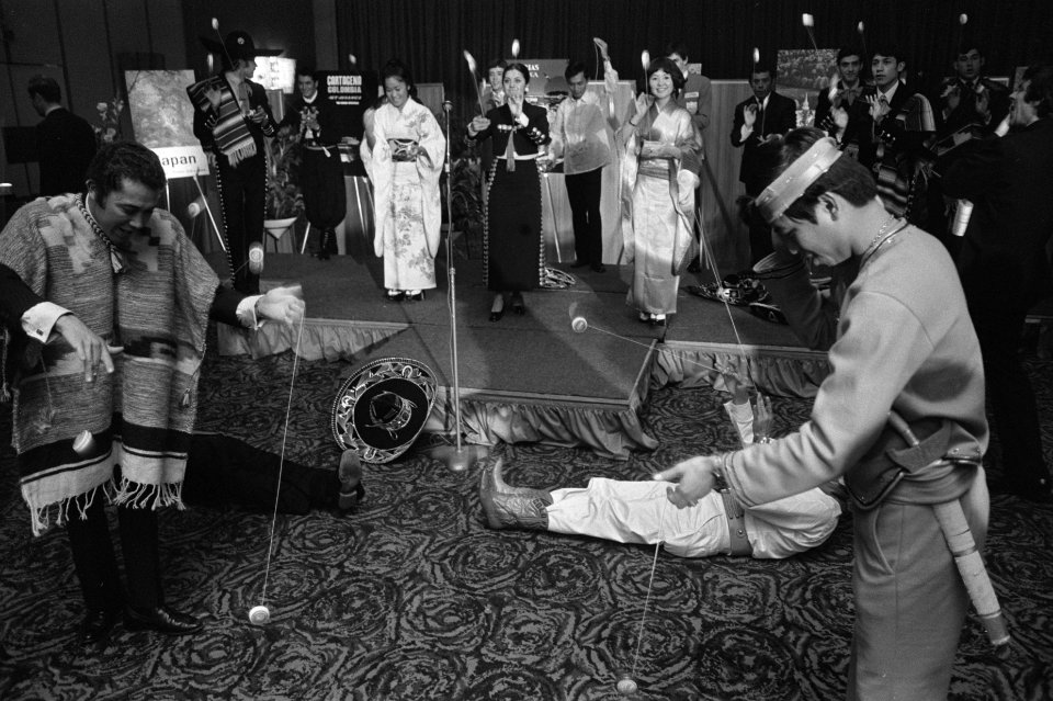 21 Yo-Yo-kampioenen uit alle landen geven demonstratie in Hilton, Amsterdam Yo-, Bestanddeelnr 923-7618