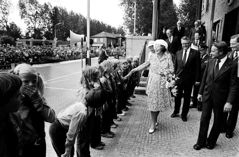 21 augustus 1980 . Koningin Beatrix verlaat met haar gevolg het gemeentehuis via, Bestanddeelnr 930-9781