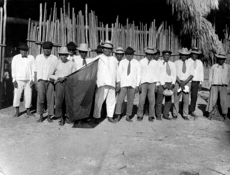 Overhovdingen Nele de Kantule tillsammans med underhovdingar och ambetsman - SMVK - 004417