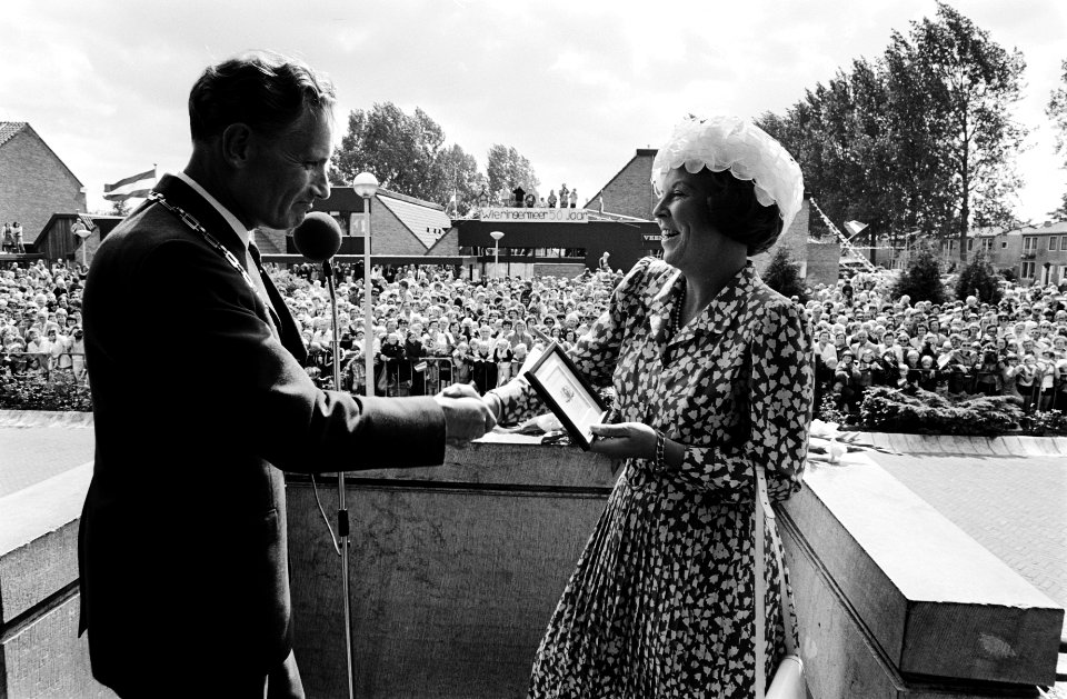 21 augustus 1980 Burgemeester J.F.G. Knorr bezig met zijn toespraak tot Koningi, Bestanddeelnr 930-9777