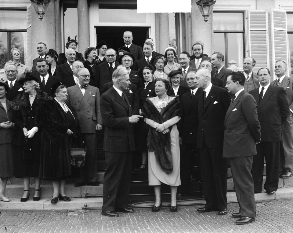 Buitenlandse Zaken Jaarbeurs gasten bij koningin Juliana, Bestanddeelnr 904-5050