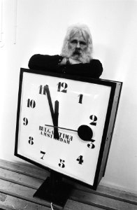 Bulgar Finn (Walter C. Gluck) met een van de klokken, Bestanddeelnr 932-4228