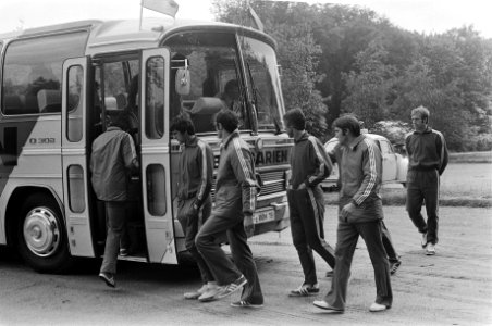 Bulgaars elftal in Kamen voor WK 74 spelers stappen in bus met bewaking, Bestanddeelnr 927-2537