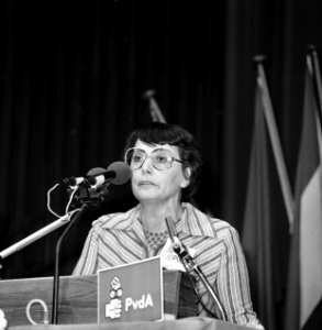 Buitengewoon congres PvdA in Den Haag Ien van de Heuv aan het woord (koppen), Bestanddeelnr 929-4251