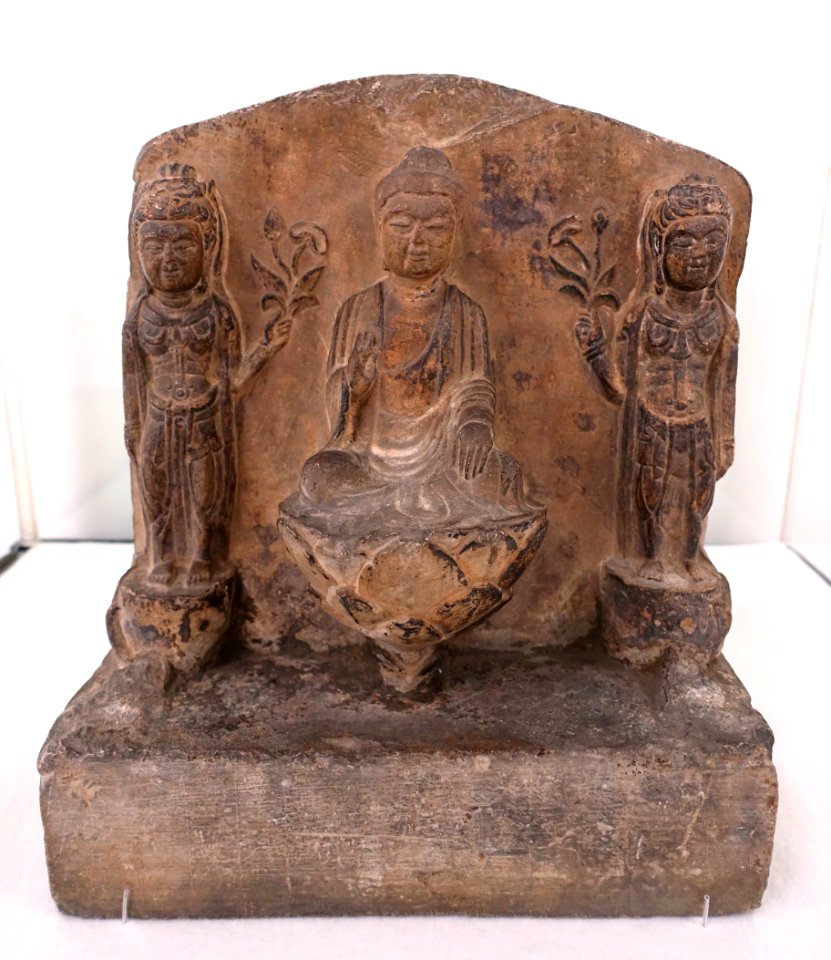 Buddha triad, China, Tang dynasty, stone - Hakone Museum of Art - Hakone, Kanagawa, Japan - DSC08347