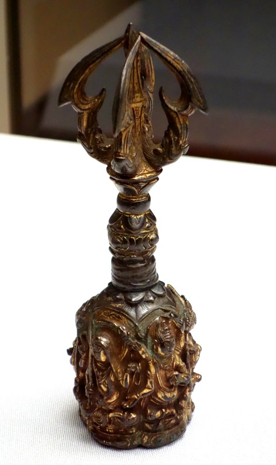 Buddhist ritual bell, five-pronged vajra handle featuring images of five vidyarajah, China, Tang dynasty, 8th century, gilt bronze - Tokyo National Museum - DSC05196
