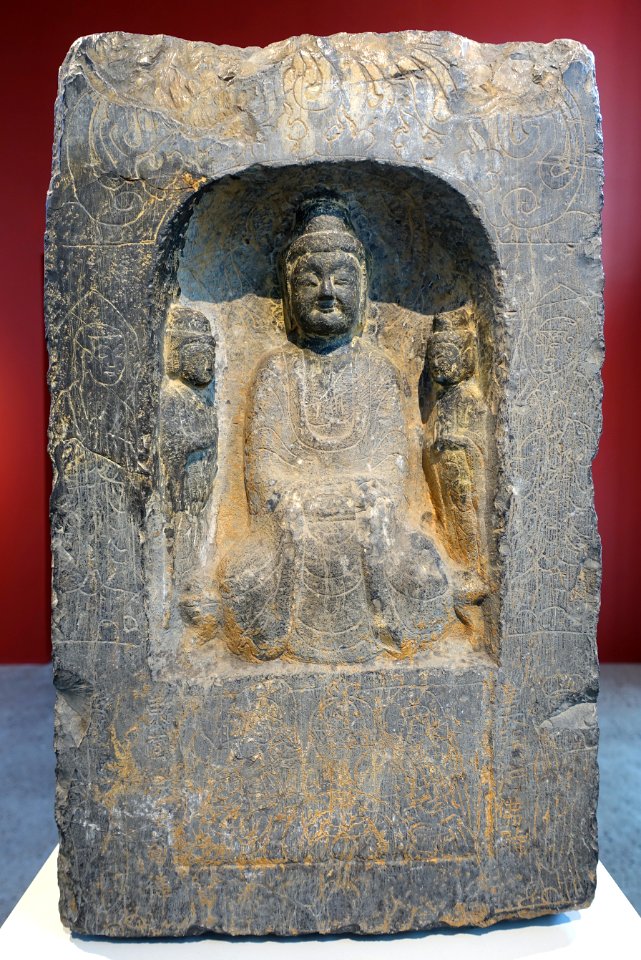 Buddhist stele fragment, side 1 of 4, China, Northern Wei dynasty, early 6th century AD, limestone, traces of pigments - Östasiatiska museet, Stockholm - DSC09385