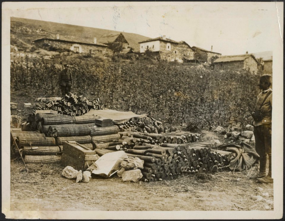Bulgar shells and rifles (there are many more) taken by the Serbians. In the bas, Bestanddeelnr 158-2210