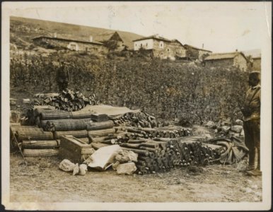 Bulgar shells and rifles (there are many more) taken by the Serbians. In the bas, Bestanddeelnr 158-2210