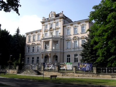 Budova poblíž kostela Božského srdce Páně