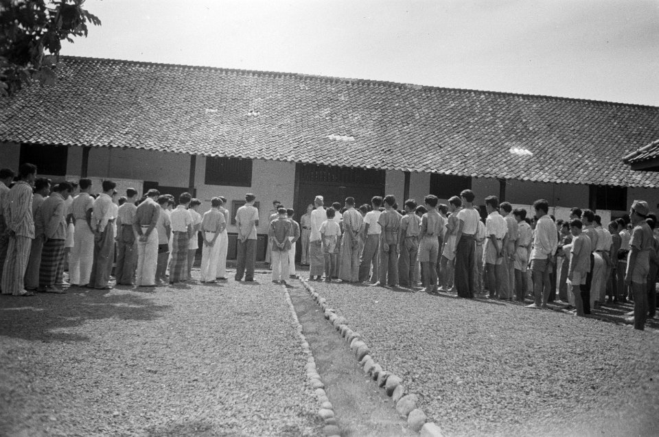Buitenzorg Op de verjaardag van H.M. de Koningin vond in de gevangenis Pledang , Bestanddeelnr 350-5-1
