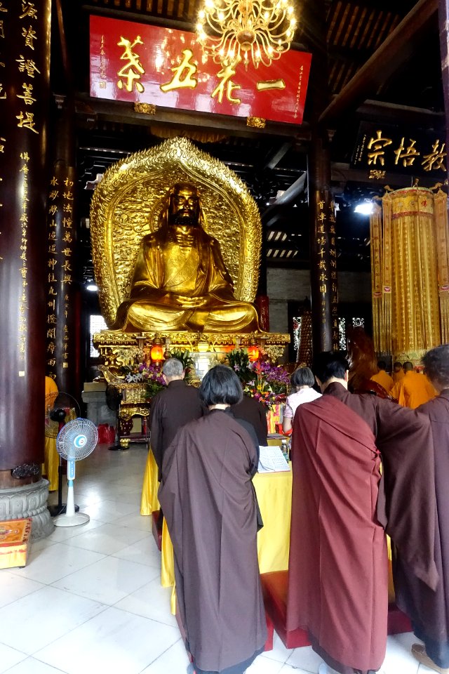Buddhist believers are praying at the Guru Hall of Hualin Temple, picture1