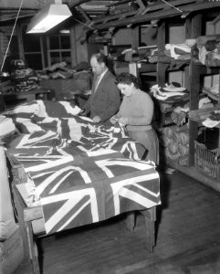 Engelse vlaggenproduktie ivm het aanstaand Engels Koninklijk bezoek, Bestanddeelnr 909-3080 photo
