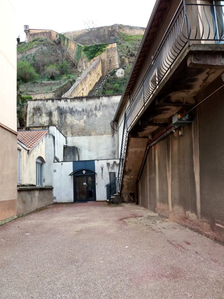 Enceinte de Fourvière vue depuis la rue de la Quarantaine
