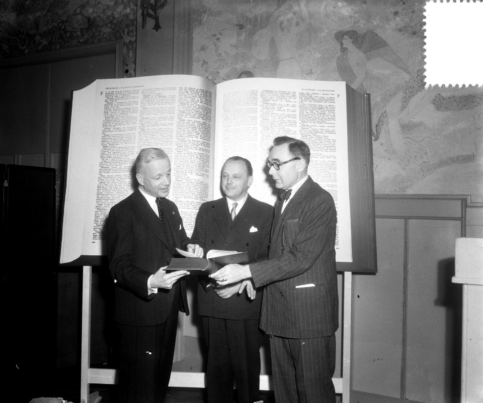 Encyclopedie ENSIE. Uitreiking aan de burgemeester van Amsterdam d'Ailly, Bestanddeelnr 904-9944