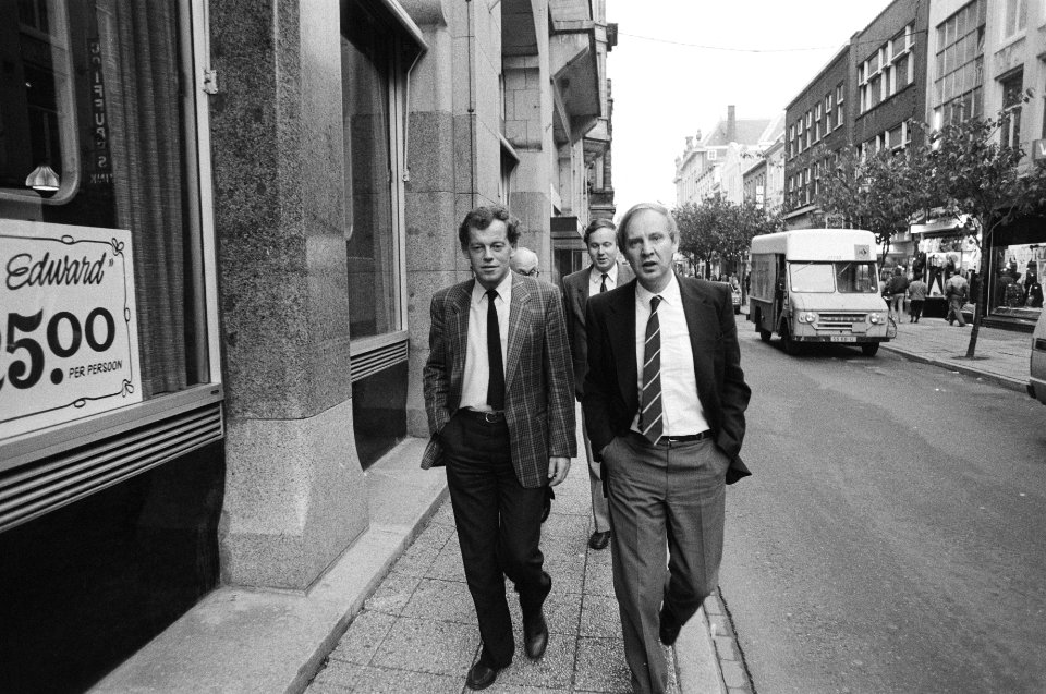 Enquetecommissie vergadert in verband met notulenlek Engwirda (l) en Korthals, Bestanddeelnr 933-1424
