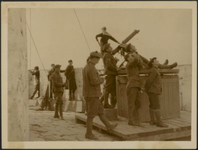 Ennemy aeroplane sighted - going away - disappointment of gunners, Bestanddeelnr 158-2178
