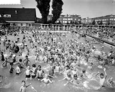 Enorme drukte in de Amsterdamse openluchtzwembaden, Bestanddeelnr 910-6189 photo