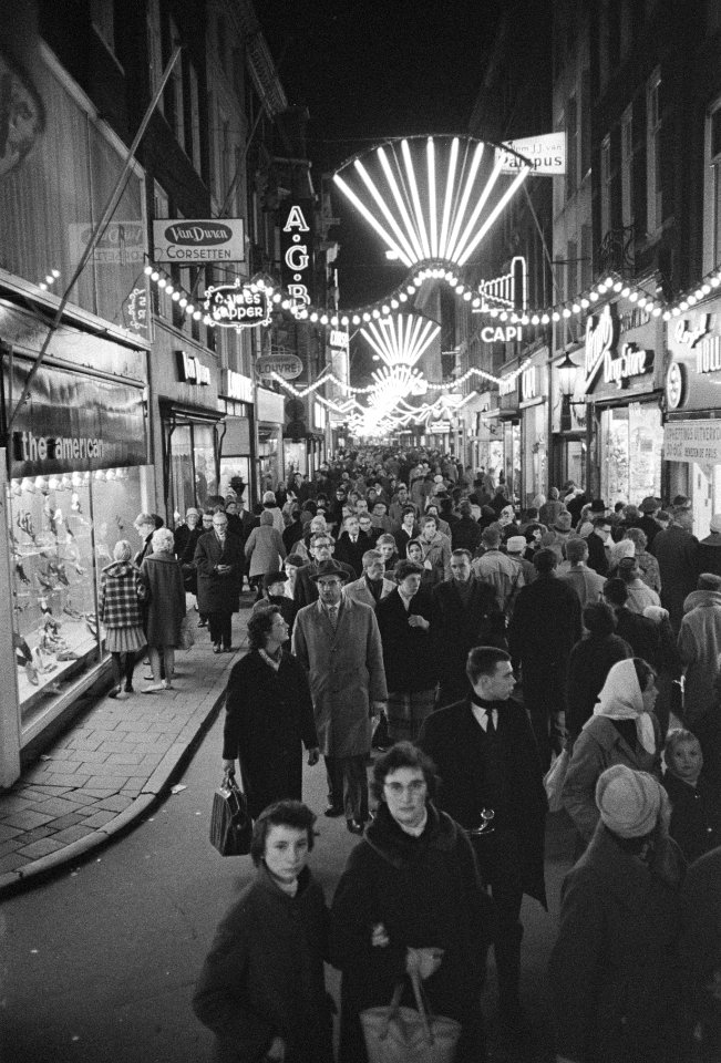 Enorme drukte in de Kalverstraat t.g.v. de koopavonden voor St. Nicolaas, Bestanddeelnr 911-8364