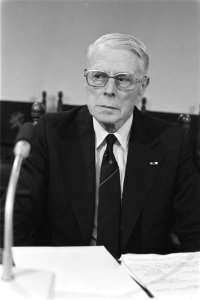 Enquetecommissie RSV mr. L. de Block tijdens verhoor, Bestanddeelnr 932-9059