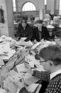 Enorme drukte op de postkantoren in Amsterdam, overzicht van de drukte, Bestanddeelnr 911-9039