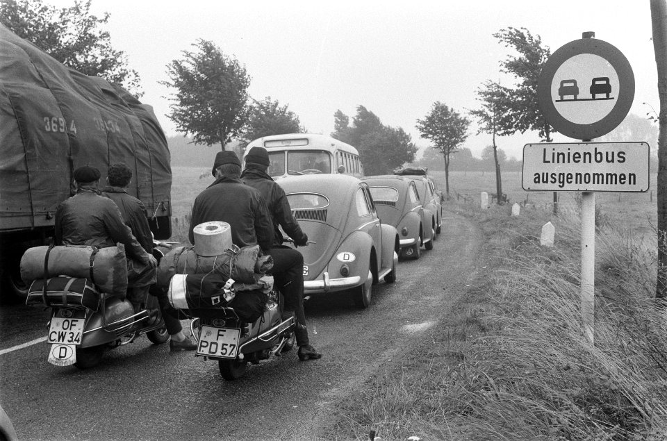 Enorme grensdrukte bij grensovergang Duitsland-Nederland bij Elten Twee scooter, Bestanddeelnr 912-8054