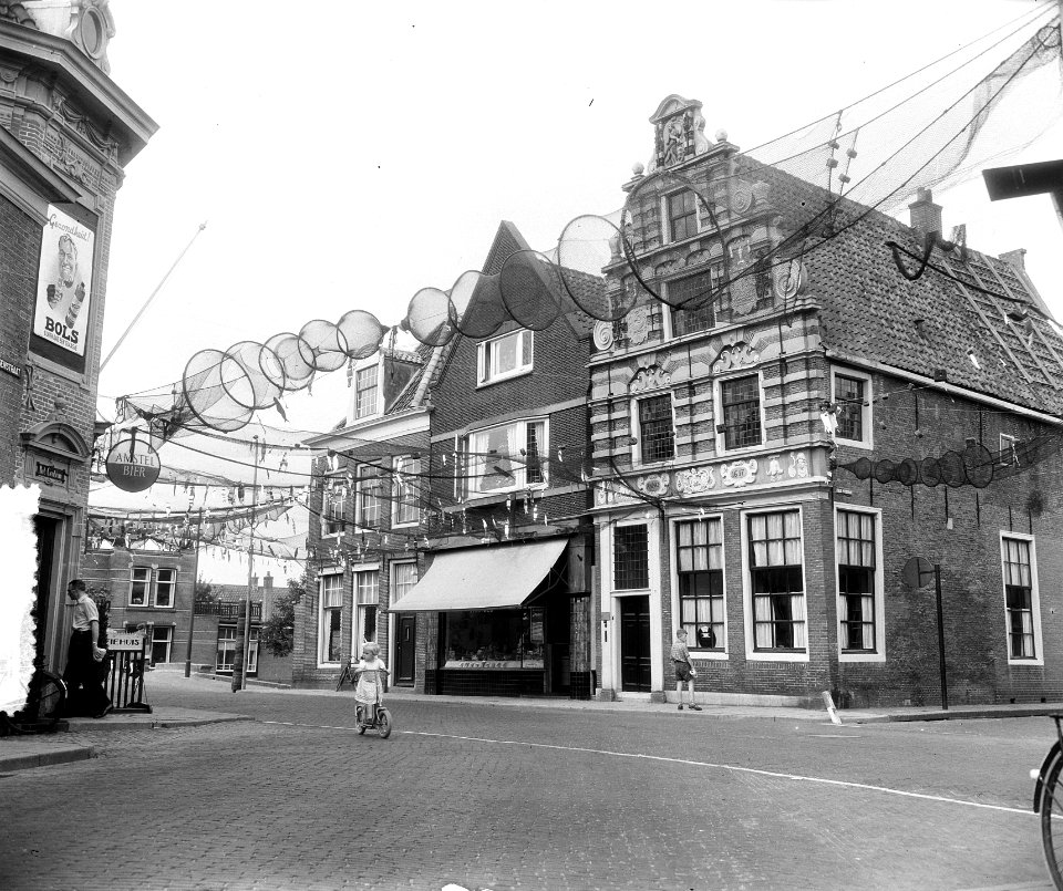 Enkhuizen 600 jaar, versierde straat met vissersnetten, Bestanddeelnr 907-2851
