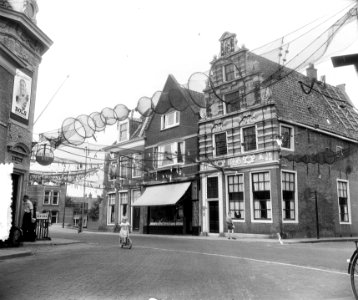 Enkhuizen 600 jaar, versierde straat met vissersnetten, Bestanddeelnr 907-2851