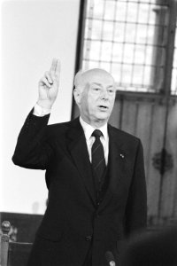 Enquetecommissie RSV getuige drs. J. A. Bakker legt eed af, Bestanddeelnr 932-9388