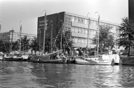Enkele van de vierhonderd zeilschepen liggen aangemeerd in de Marinehaven, met o, Bestanddeelnr 928-0977